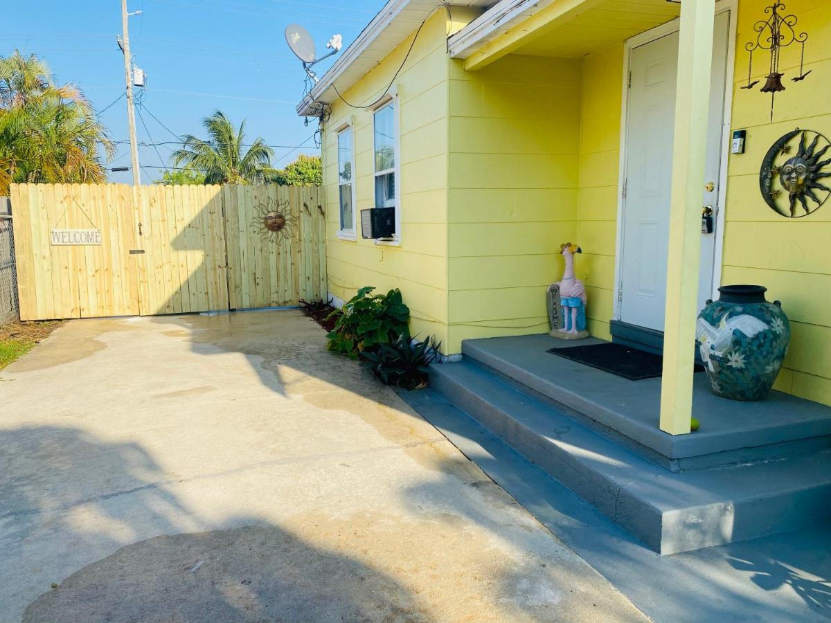 5 Min To Beach Large Living Room Fenced Backyard Bbq Firepit Driveway Boat Parking Lake Worth Beach Dış mekan fotoğraf